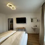 Hotel Rooms11 *