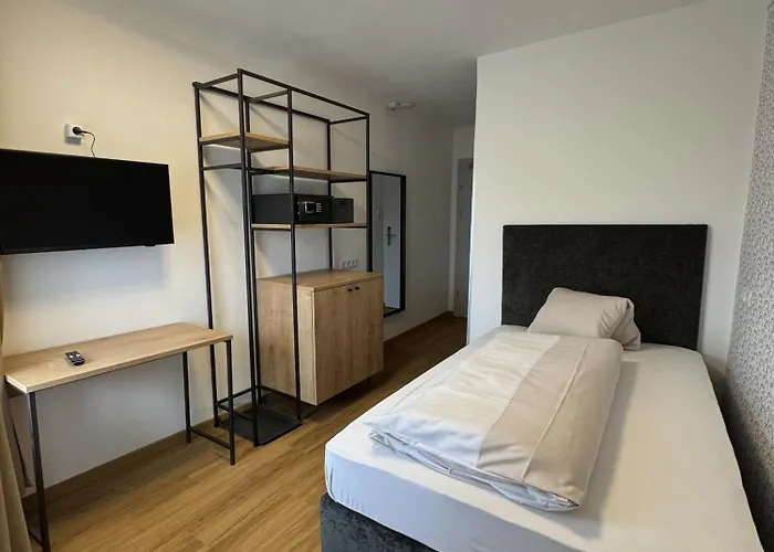 Hotel Rooms11 *