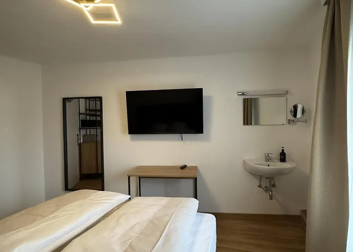 Hotel Rooms11 *