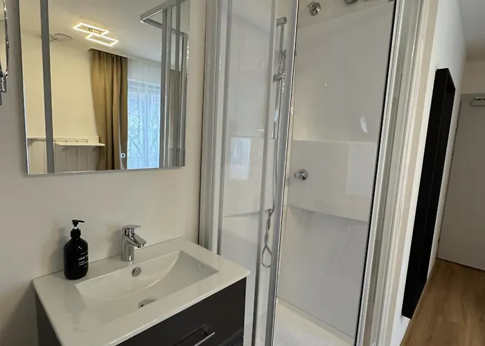 Hotel Rooms11 *