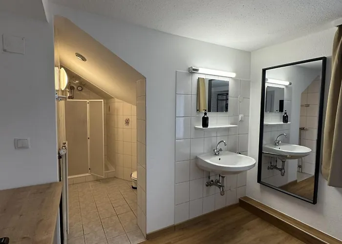 Hotel Rooms11 *