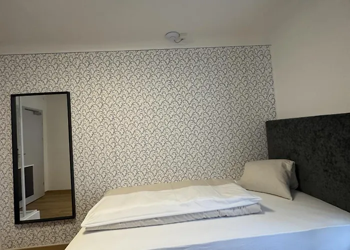 Hotel Rooms11 *